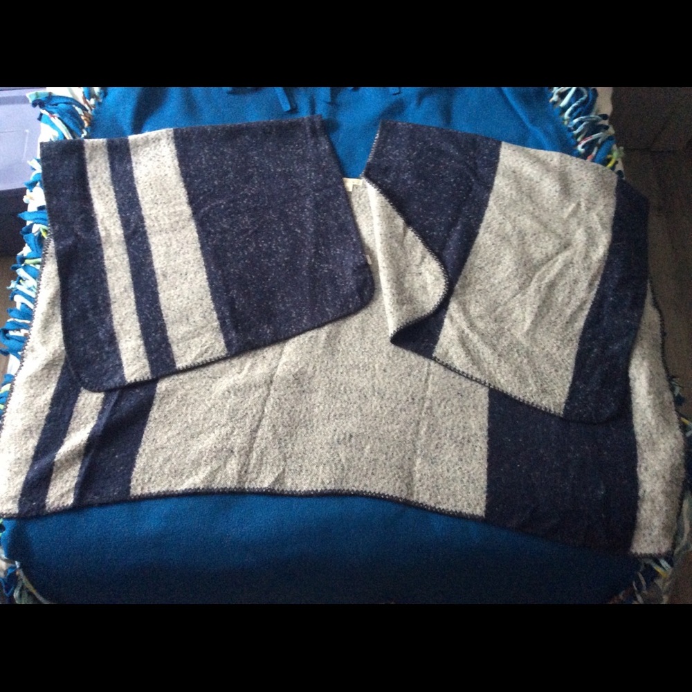 Reversible shawl